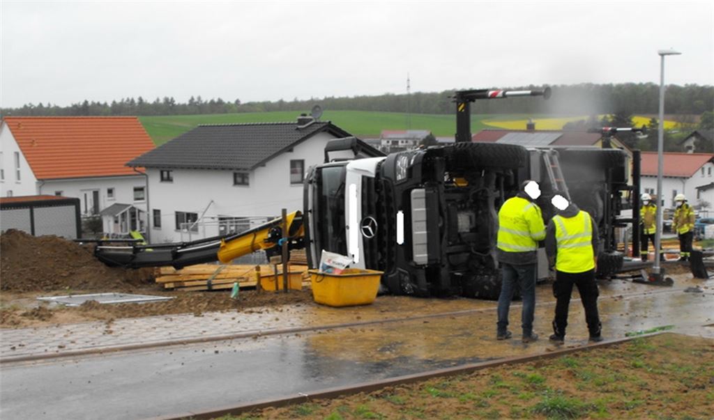 Einsatz in Großvillars: Der Lkw mit Kran ist bei Arbeiten umgekippt.Feuerwehr