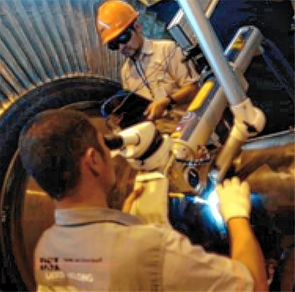 Einsatz in Indonesien: Spezialisten der Maulbronner DSI Laser-Service GmbH beheben mit ihrer Schweißtechnik einen Schaden an einem der beiden Turbinenläufer (re.) des Kraftwerks.