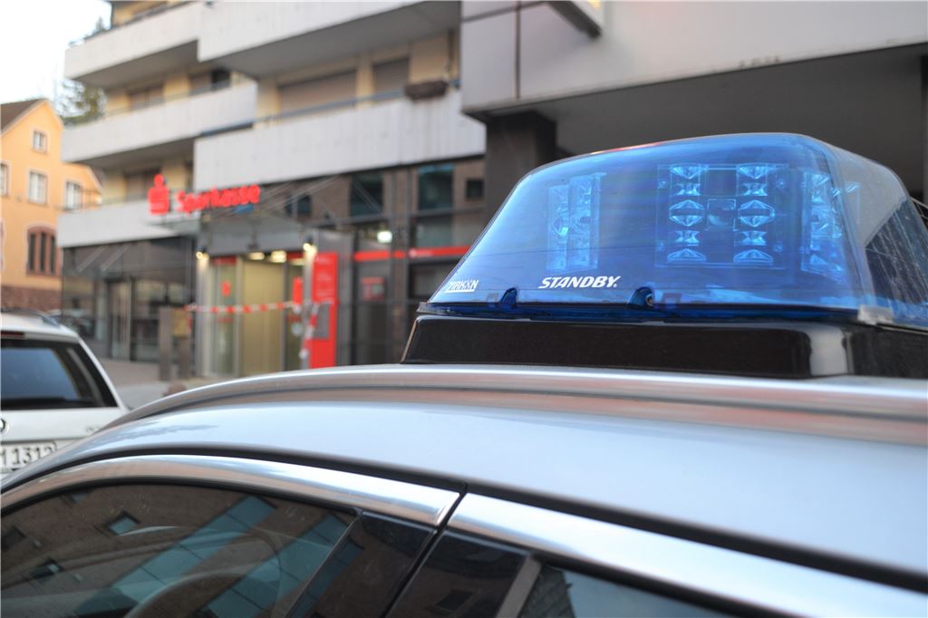 910_0008_189387_myro_Einbruchsversuch_Sparkasse_Niefern
