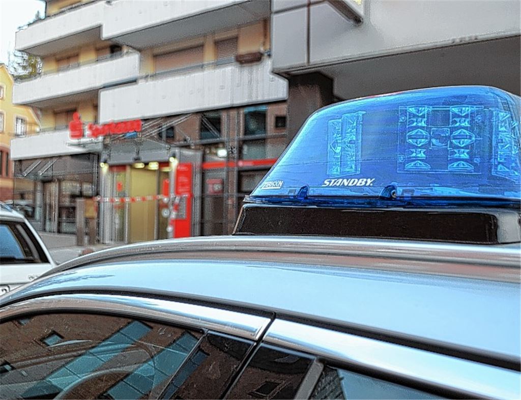 Einsatz in Niefern: Ein Einbruch in die Sparkasse ruft die Polizei auf den Plan.Myroshnichenko