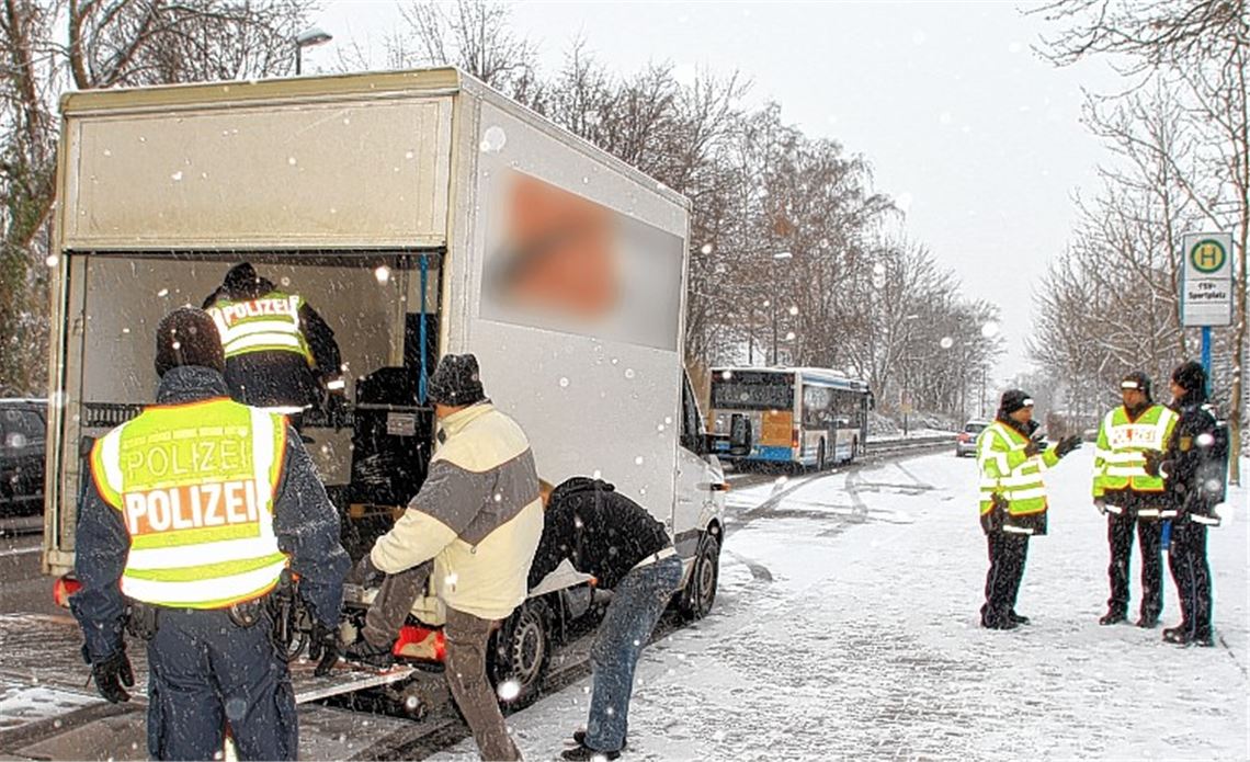 Einsatz in Pforzheim: An ausgewählten Kontrollpunkten überprüft die Polizei Fahrzeuge und ihre Insassen. Bis zum Abend bleibt die Suche nach Einbrechern allerdings erfolglos.