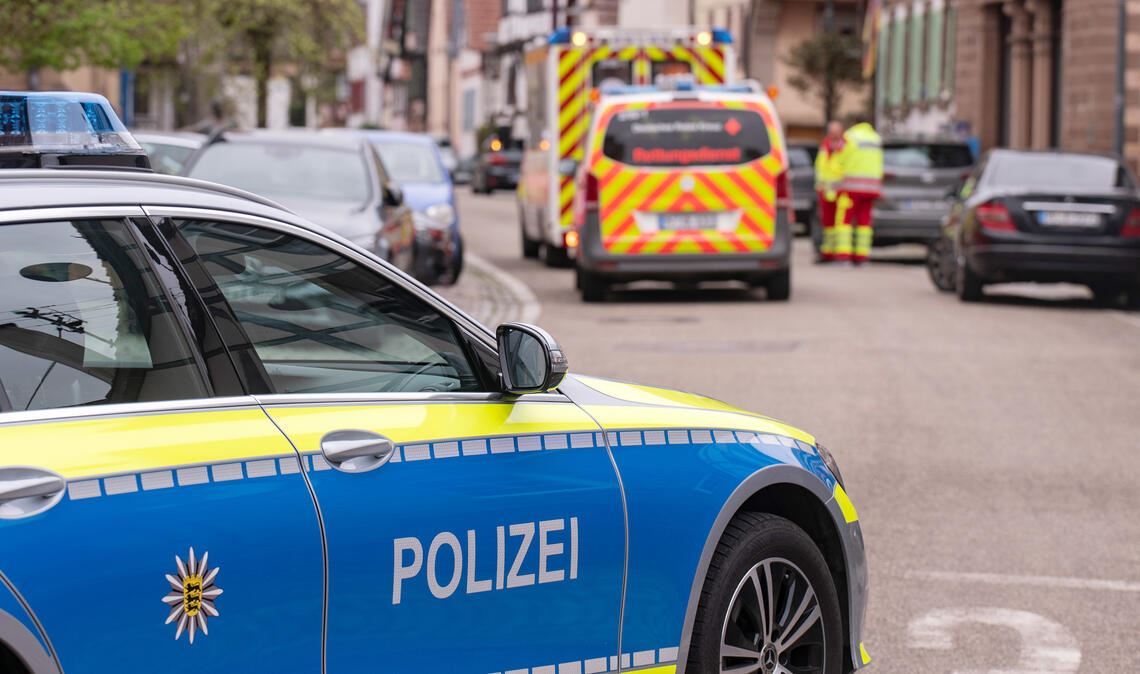 Einsatz in Schützingen: Streifenwagen blockieren zeitweilig die Zufahrten zum Ortskern, Fotos: privat, Fotomoment