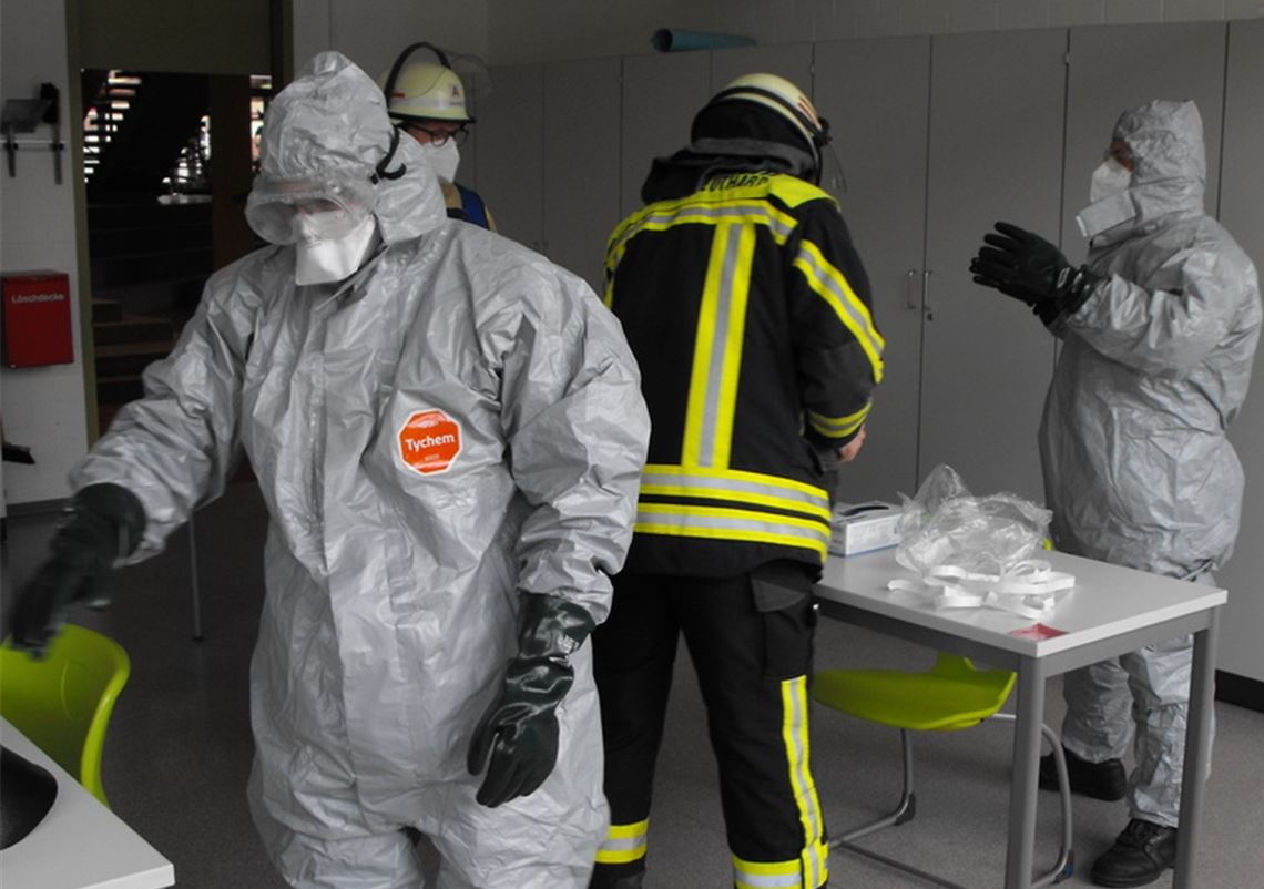 Einsatz in Schutzanzügen.privat