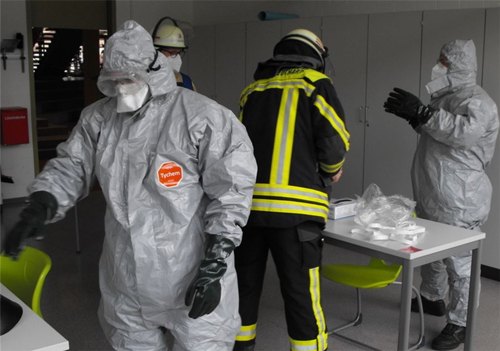Einsatz in Schutzanzügen.privat