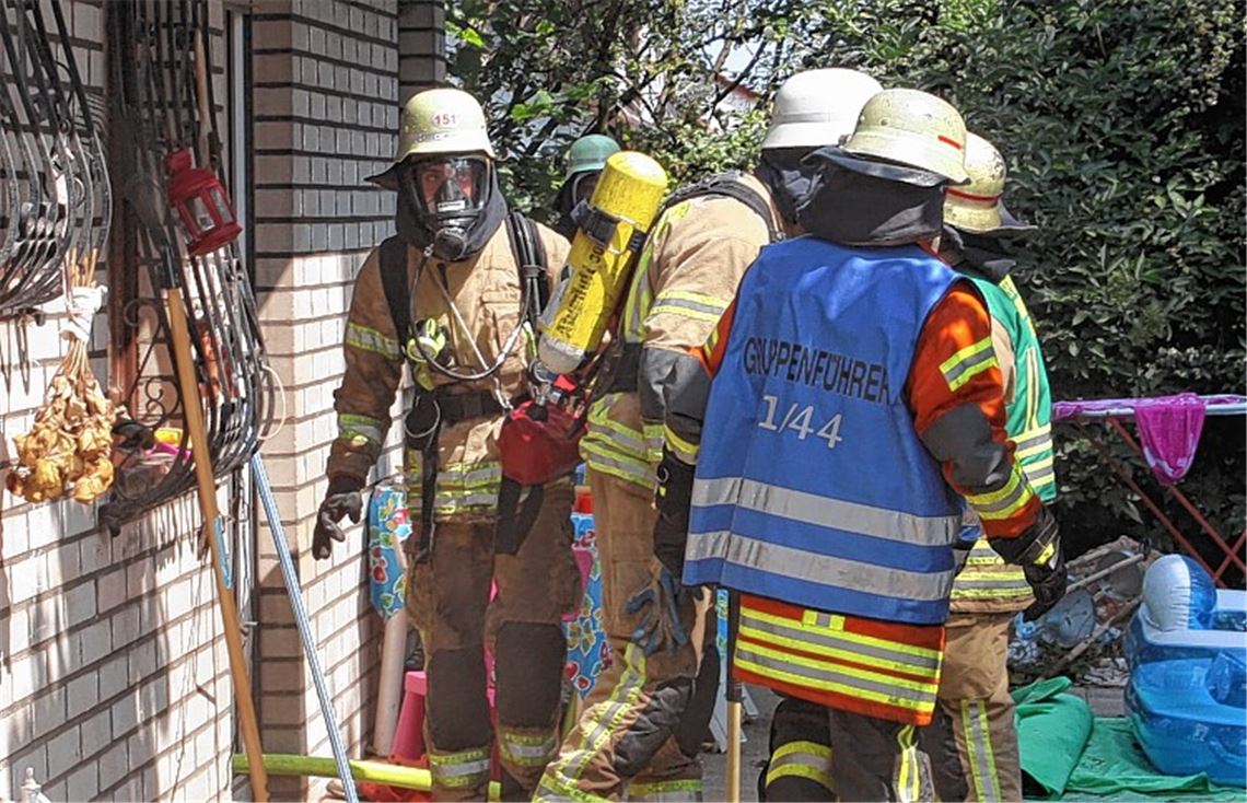 Einsatz in Serres: Ausgerüstet mit Atemschutzgeräten machen sich die Helfer der Feuerwehr ein Bild vom Brandherd im Keller.
