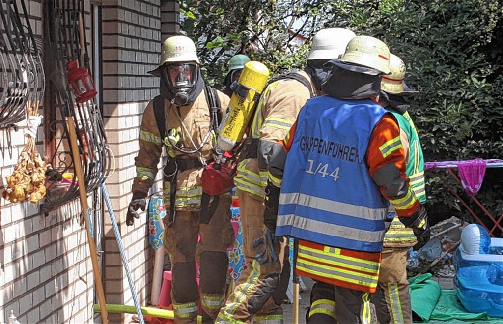 Einsatz in Serres: Ausgerüstet mit Atemschutzgeräten machen sich die Helfer der Feuerwehr ein Bild vom Brandherd im Keller.