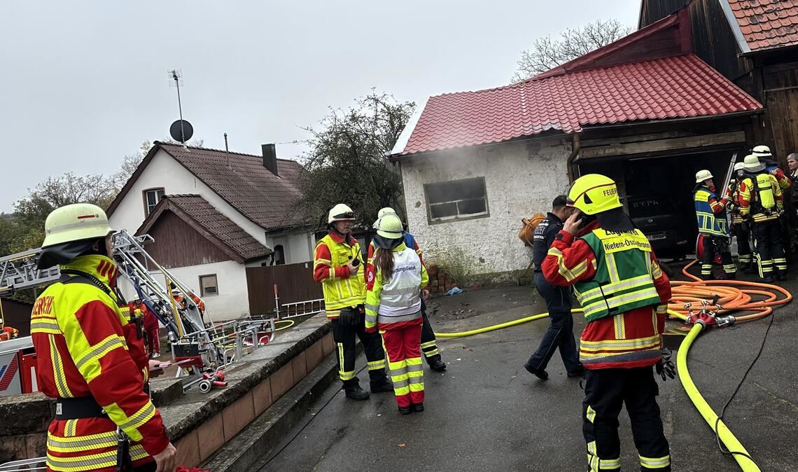 Einsatz in Serres: In einer Garage ist am Freitagmorgen ein Feuer ausgebrochen. Foto: Feuerwehr Wiernsheim