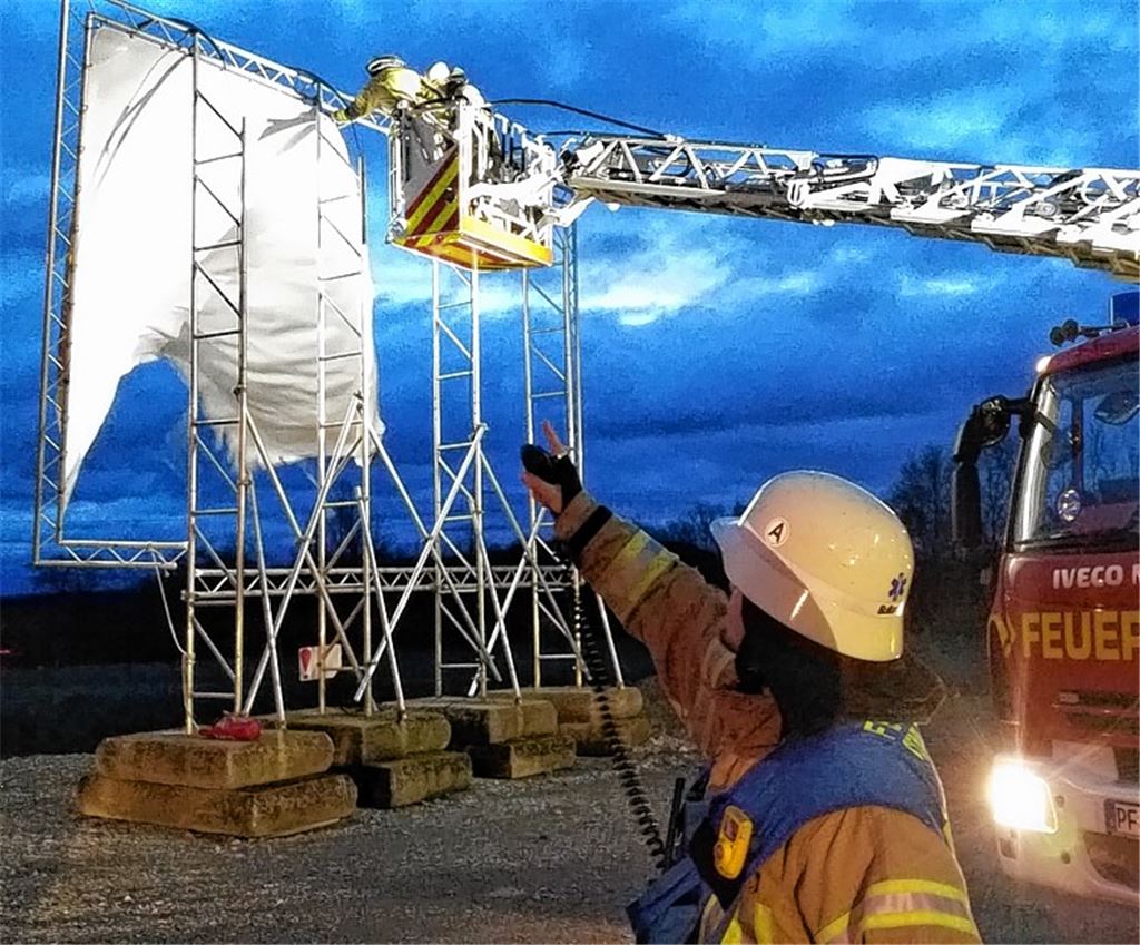 Einsatz in den Waldäckern: Ein Werbebanner droht auf die B10 zu stürzen.