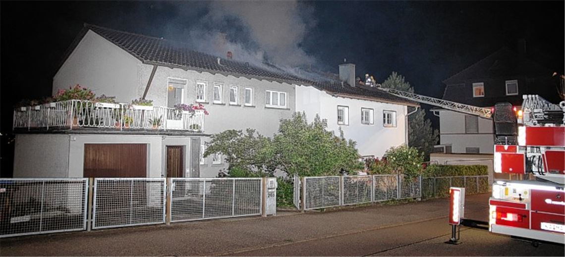 Dachstuhlbrand löst Großeinsatz aus