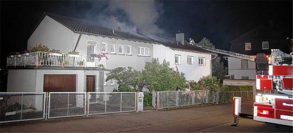 Dachstuhlbrand löst Großeinsatz aus