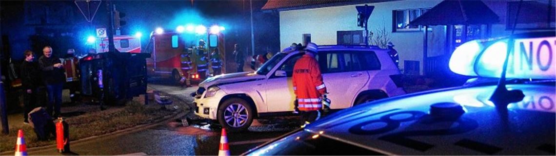 Einsatz in der Pinacher Ortsmitte: Nach dem Zusammenstoß mit dem Mercedes (Mitte) bleibt der Fiat (links) auf der Seite liegen.Feuerwehr