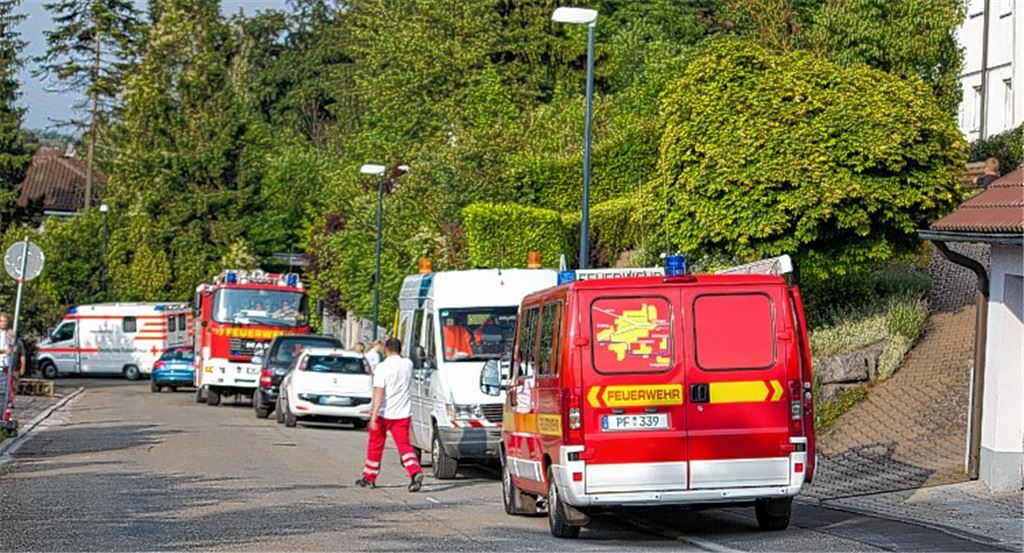 Einsatz in der Schillerstraße: Wegen eines Lecks in der Gasleitung räumt die Feuerwehr ein Wohnhaus.