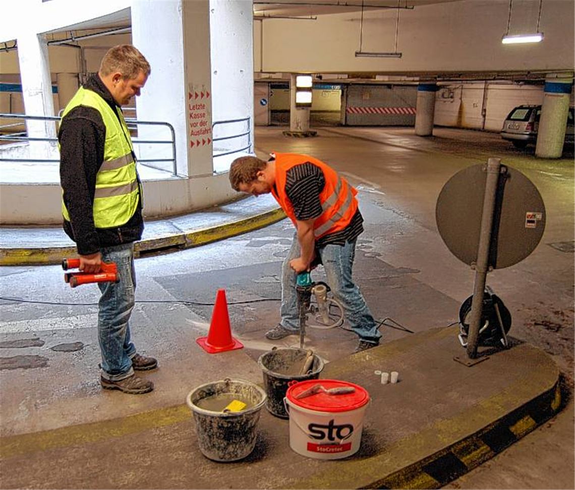 Einsatz in der Tiefgarage: Fachleute der Firma Sancon gehen den Schäden am Beton auf den Grund. Dafür sind einige Parkplätze gesperrt. 