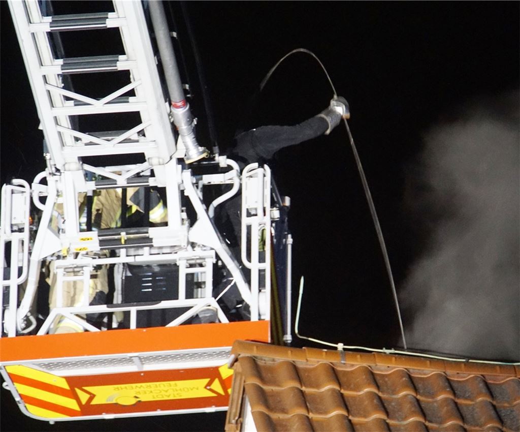 Einsatz mit Drehleiter. Foto: SDMG