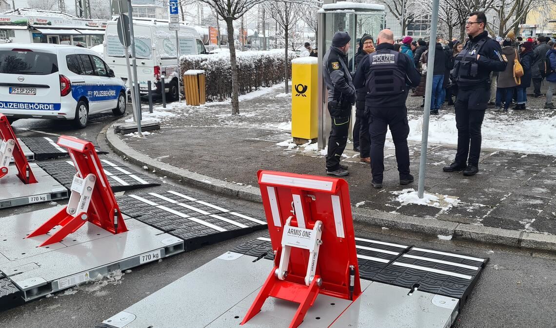 Einsatz von mobilen Fahrzeugsperren bei einer Ver.di-Veranstaltung im Februar in Pforzheim. Die Stadt hatte per Eilentscheid des OB zwölf der Blockaden beschafft. Foto: Archiv