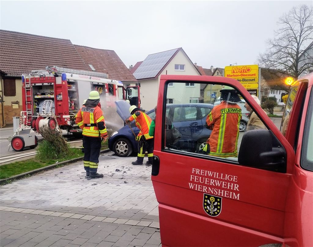 Einsatz vor dem Supermarkt. Foto: Feuerwehr