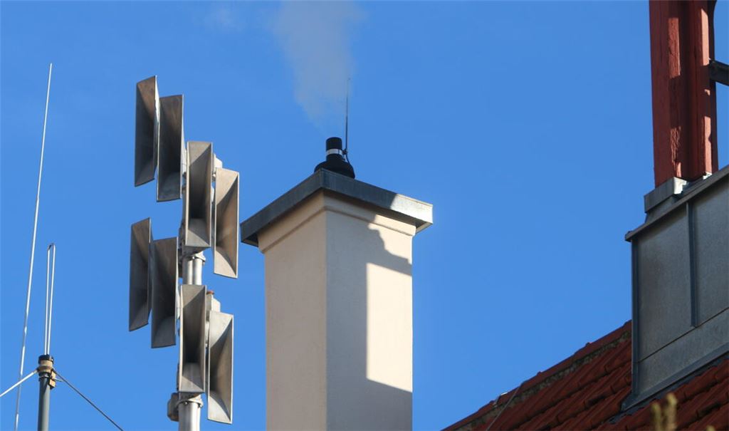 Einsatzbereit: die Sirene auf dem Rathausdach in Mühlhausen. Foto: Archiv