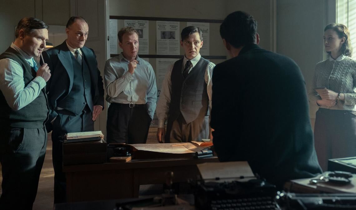 Einsatzbesprechung des Ermittlerteams (v. li. n. re.): Buback (Nicholas Ofczarek), Beran (Karel Dobrý), Litera (Jirí Simek), Morava (Jonas Nay) und Sekretärin Jitka (Diana Dulinková)