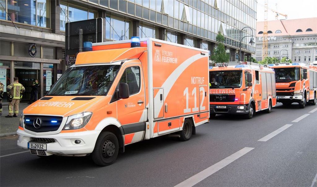 Einsatzfahrzeuge der Feuerwehr stehen vor dem mehrgeschossigen Gebäude, in dem es zu einem tödlichen Unfall mit einem Paternoster gekommen war.