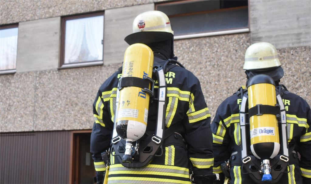 Einsatzkräfte am Brandort in der Pforzheimer Salierstraße.  Foto: Myroshnichenko