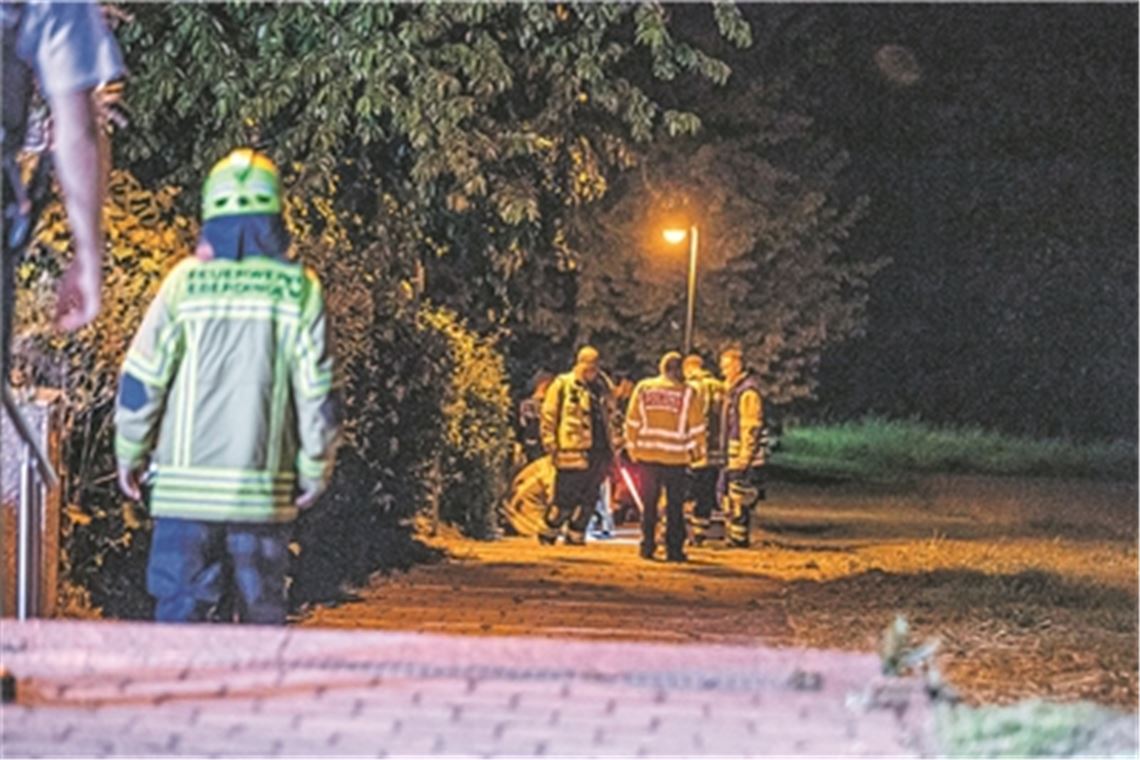 Mann tötet Frau und Tochter, dann sich selbst Einsatzkräfte am Ort des schrecklichen Geschehens in Nußdorf. Foto: 7aktuell