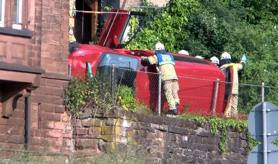 Einsatzkräfte arbeiten am verunglückten Auto der Frau.