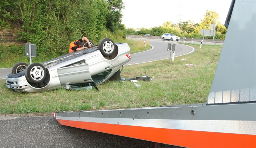 Einsatzkräfte bergen den Mercedes, der nach dem Unfall nur noch abgeschleppt werden kann. Foto: Einsatz-Report 24/Gress