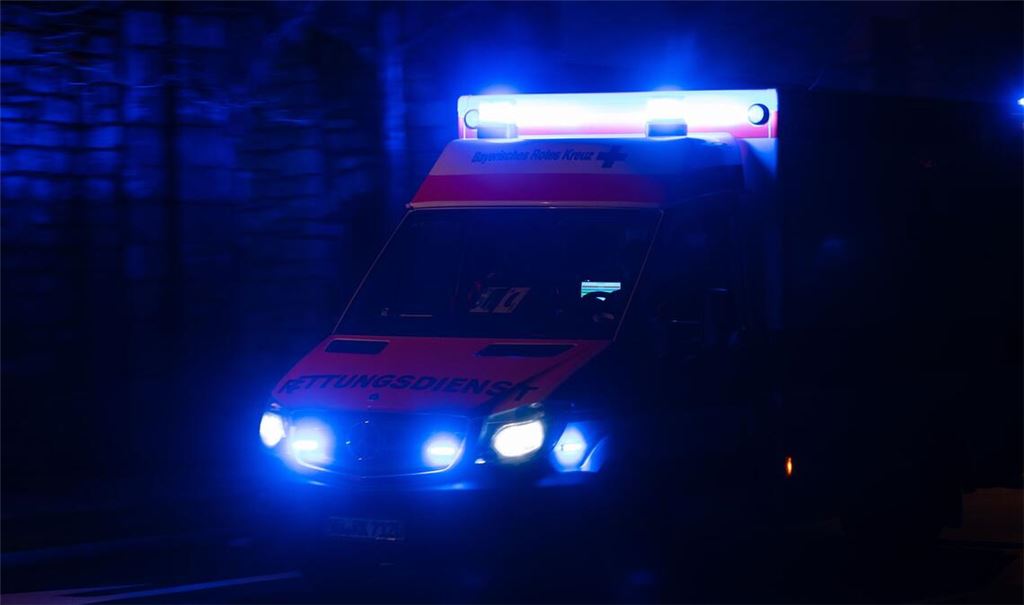 Einsatzkräfte   brachten den 20-Jährigen ins Krankenhaus (Symbolbild).