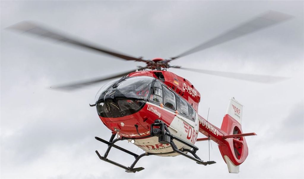 Einsatzkräfte brachten den Jugendlichen mit einem Hubschrauber in eine Klinik. (Symbolbild)