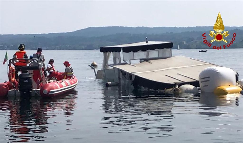 Einsatzkräfte der Feuerwehr holen das gesunkene Boot auf dem Lago Maggiore mit Ballons an die Oberfläche.