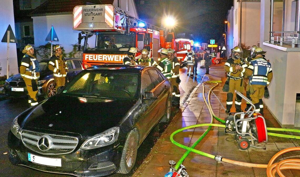 Einsatzkräfte der Feuerwehr rückten mit einer Drehleiter an.