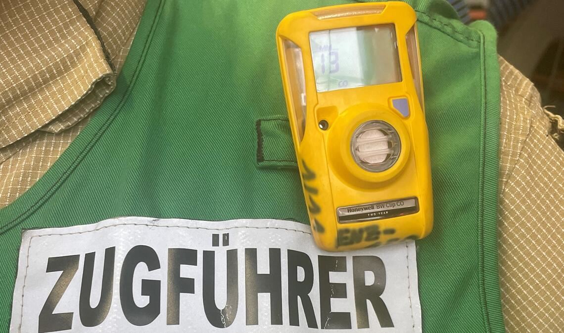 Einsatzkräfte der Feuerwehr tragen kleine CO-Warner an der Weste. Foto: Feuerwehr