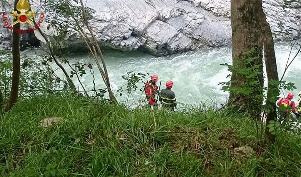 Einsatzkräfte der Feuerwehr und der Bergrettung haben die Teenagerin tot geborgen.