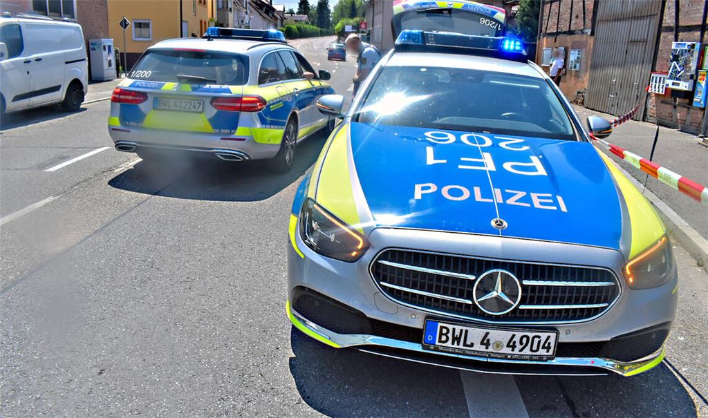 Einsatzkräfte der Polizei am Tatort in Lienzingen. Foto: Myroshnichenko
