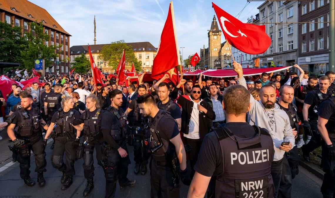 Einsatzkräfte der Polizei begleiten Anhänger des türkischen Präsidenten Erdogan im Duisburger Norden.