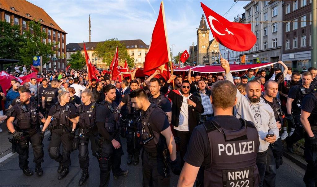 Einsatzkräfte der Polizei begleiten Anhänger des türkischen Präsidenten Erdogan im Duisburger Norden.