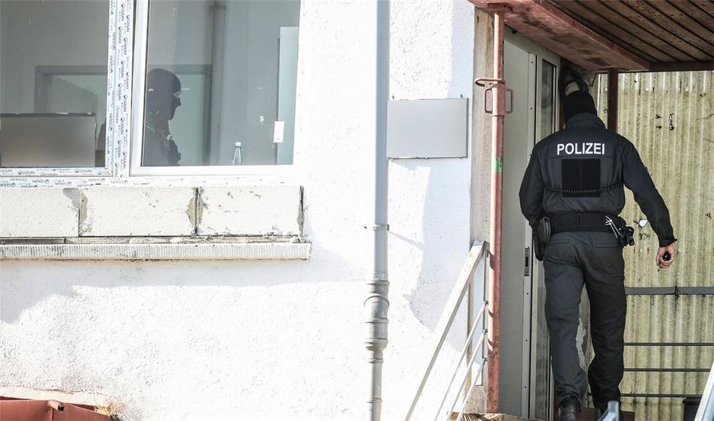 Einsatzkräfte der Polizei durchsuchen bei einer bundesweiten Razzia eine Moschee in Villingen-Schwenningen.