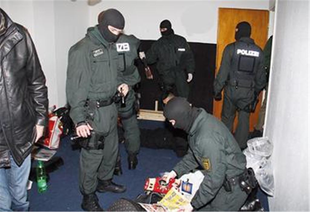 Einsatzkräfte der Polizei durchsuchen die Wohnungen von Mitgliedern der United Tribuns. Dabei stoßen die Fahnder auf ein reichhaltiges Sortiment von Waffen. Fotos: Sadler