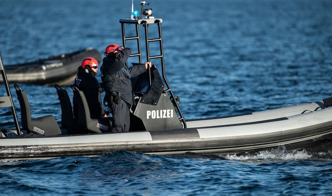 Einsatzkräfte der Polizei fahren auf einem Boot. (Symbolfoto)