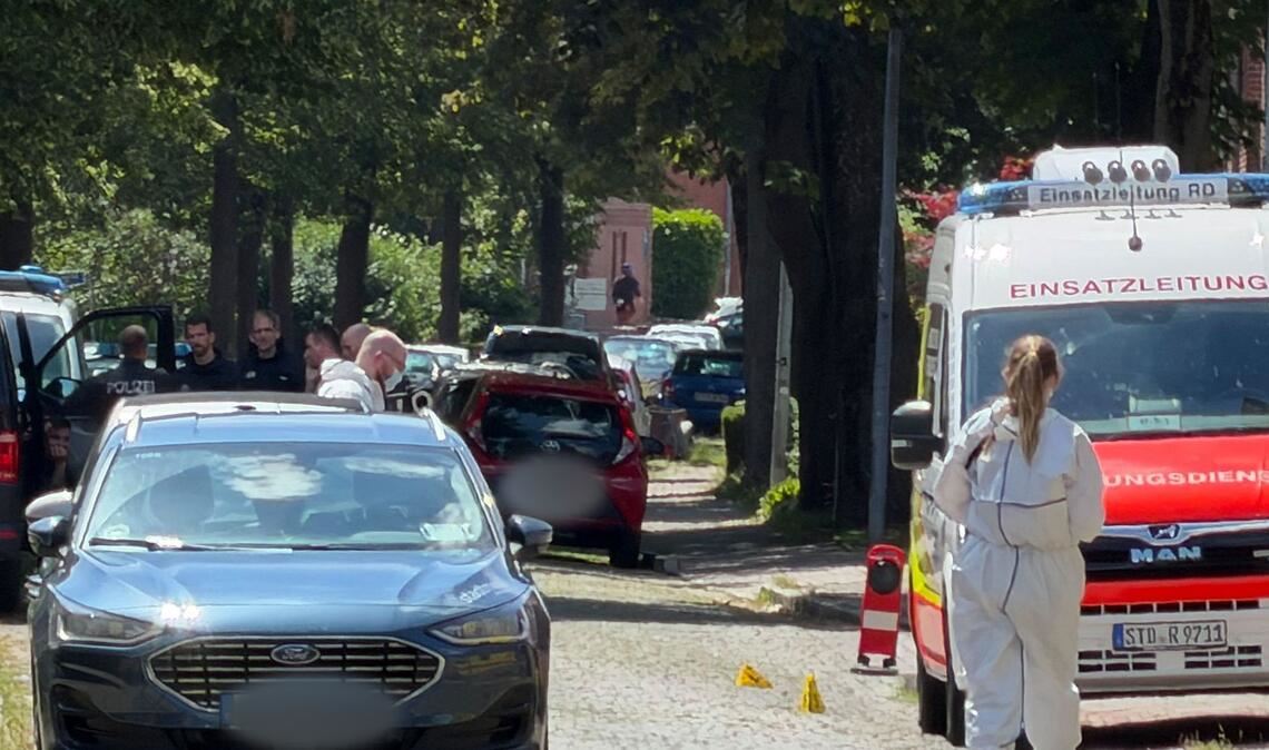 Einsatzkräfte riegeln den Tatort ab.