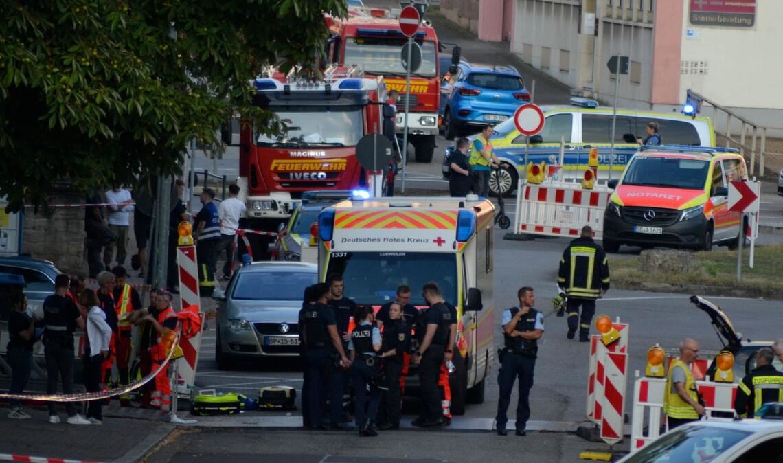 Einsatzkräfte riegeln den Tatort in Völklingen ab.