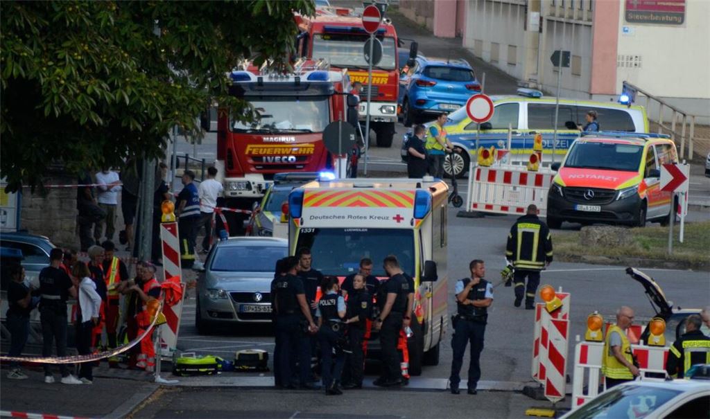 Einsatzkräfte riegeln den Tatort in Völklingen ab.