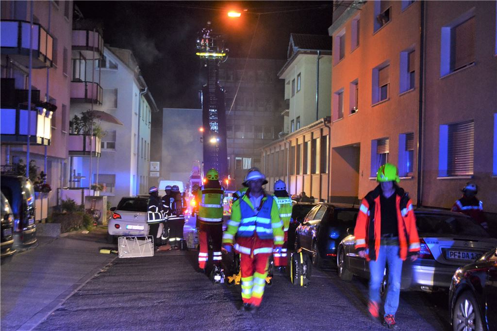 Einsatzkräfte rücken in der Nacht zum Samstag in die Schlachthofstraße aus.  Foto: Myroshnichenko