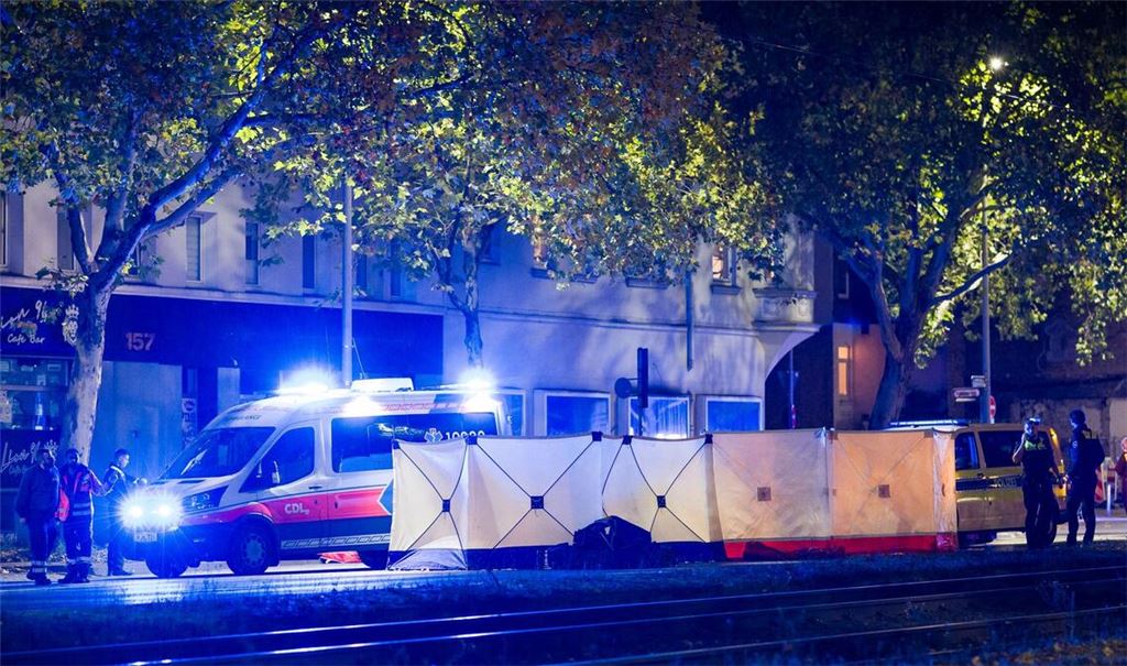 Einsatzkräfte sichern den Tatort.