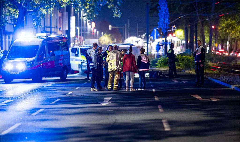 Einsatzkräfte versorgen mehrere Menschen nach einer Schießerei in Hannover.