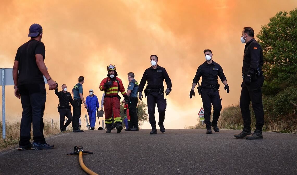 Einsatzkräfte versuchen ein Feuer in Anllarinos del Sil in Spanien zu löschen.