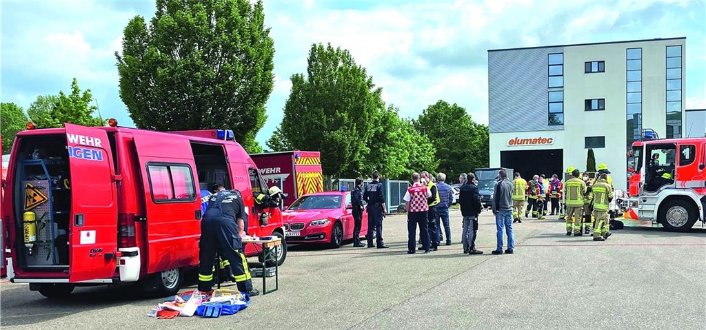 Einsatzkräfte von Feuerwehr, Rettungskräften und Spezialisten des Landeskriminalamts hat ein Vorfall bei der Firma elumatec auf den Plan gerufen. Foto: elumatec AG
