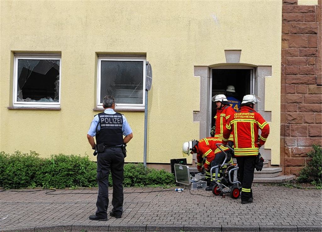 Rauch kommt von Brötchen aus Ofen