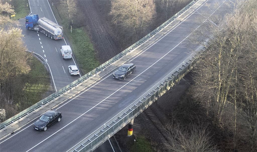 Einschränkungen: Die marode B35-Brücke bei Maulbronn-West darf nur noch von Fahrzeugen genutzt werden, die nicht schwerer als 7,5 Tonnen sind. Foto: Archiv