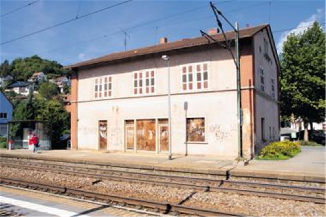 Einst repräsentativ, heute unansehnlich: Das Bahnhofsgebäude in Enzberg wurde 1868 errichtet. Foto: Sadler